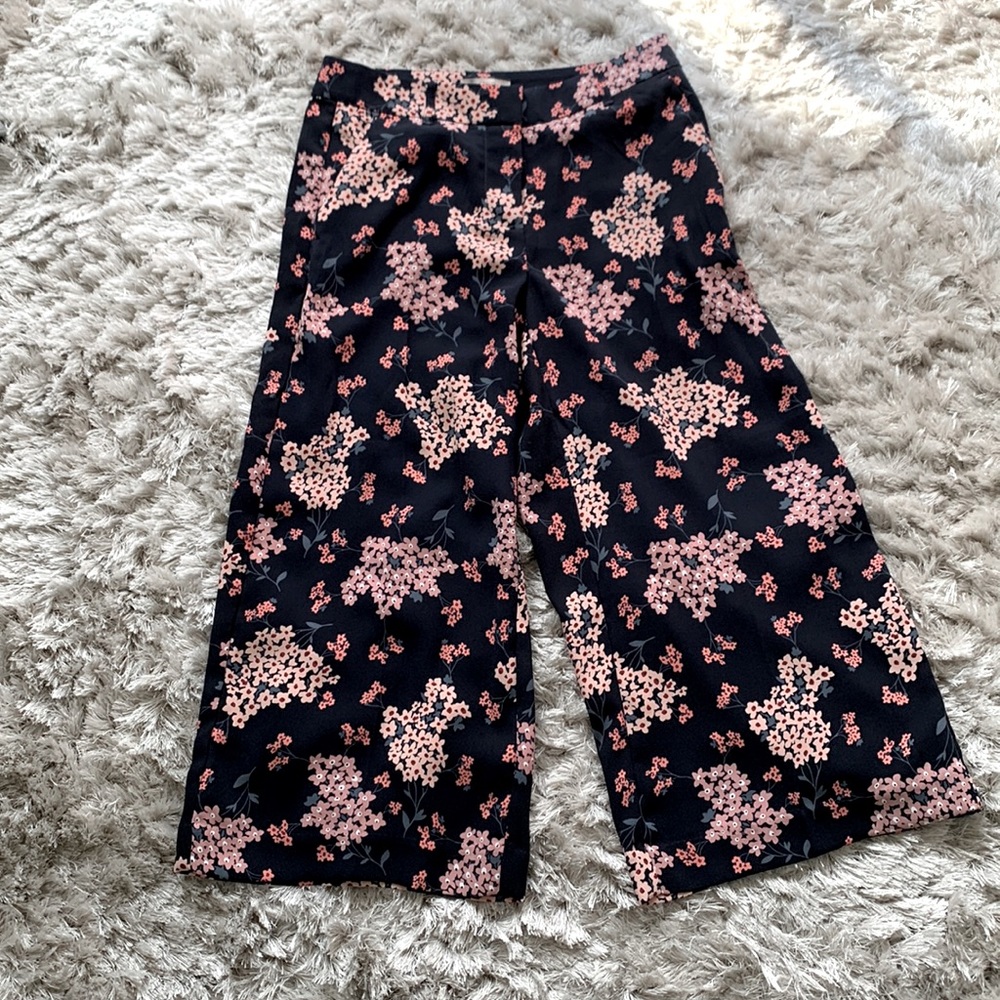 🌸3/$25🌸 LOFT Bermuda floral cropped pants Size 0P